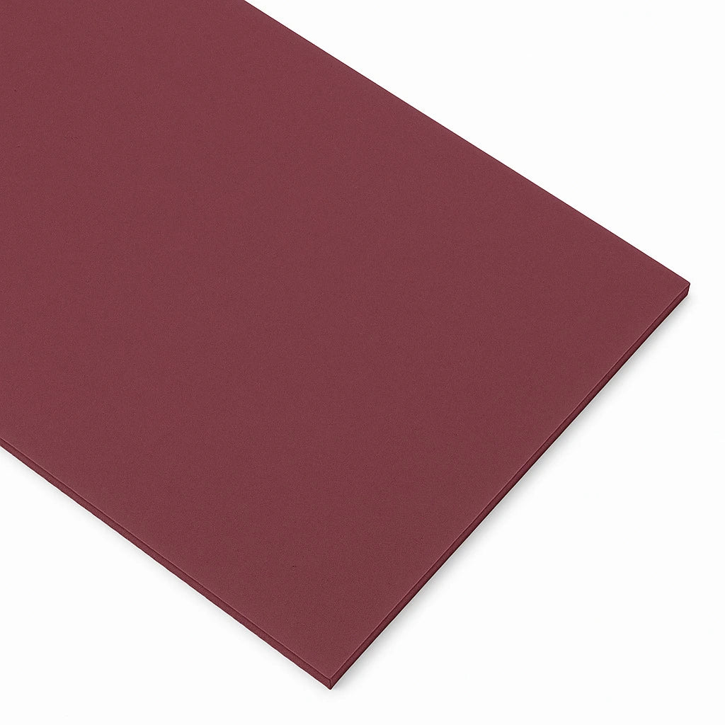 Holzbrett in Weinrot