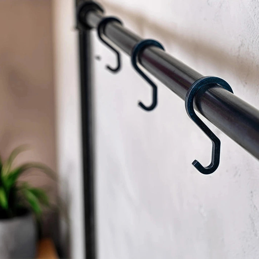 Kleiderhaken in S-Form an Gaderobe hängend