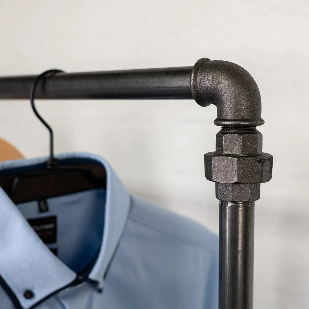 Winkel und Verschraubung verbaut in Svenja wandmontierte Kleiderstange Rohrregal