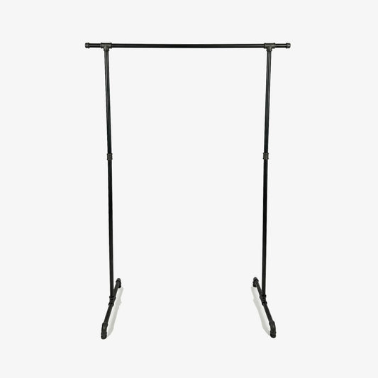 urb.style Zoe freistehender Kleiderständer mit seitlichen Haken. Frontale Ansicht mit weißem Hintergrund.