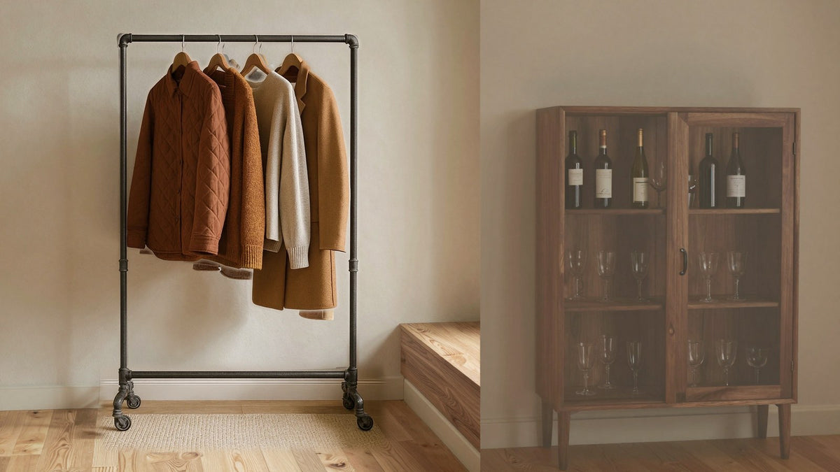 Kleiderständer aus Rohr neben einem Barschrank aus Nussbaum