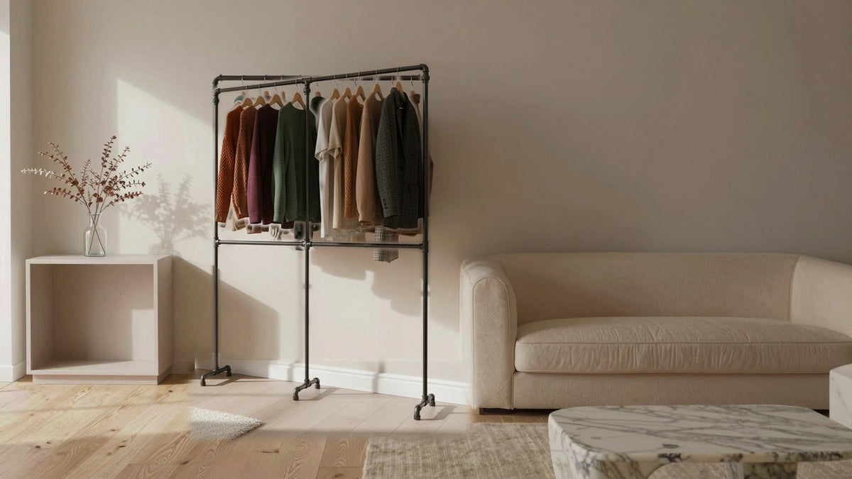 Kleiderständer aus Rohr neben einem Designersofa aus Bouclé