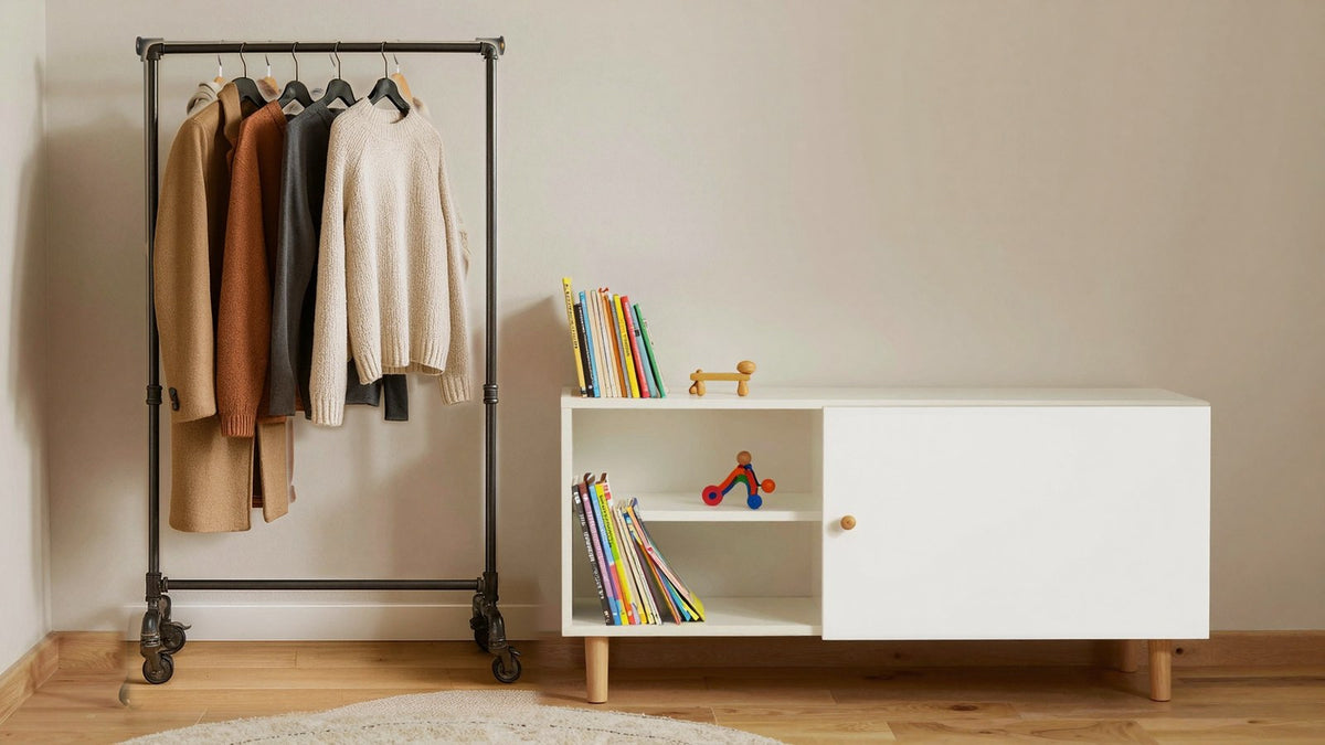 Kleiderständer auf Rollen im Kinderzimmer neben einem niedrigen Bücherregal