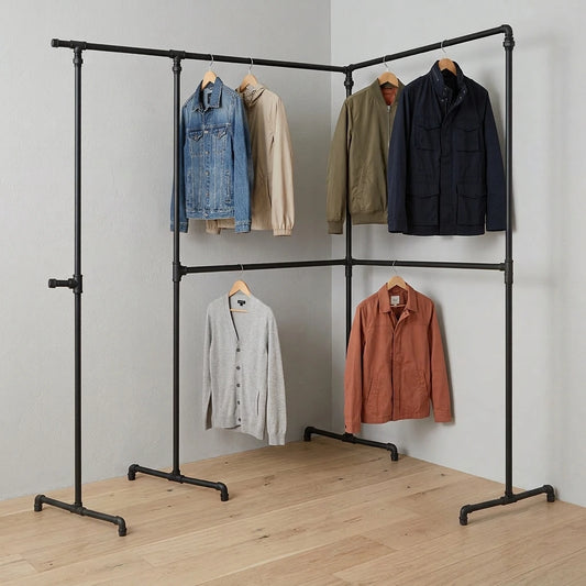 Andre behangen mit Kleidung vor grauer Wand