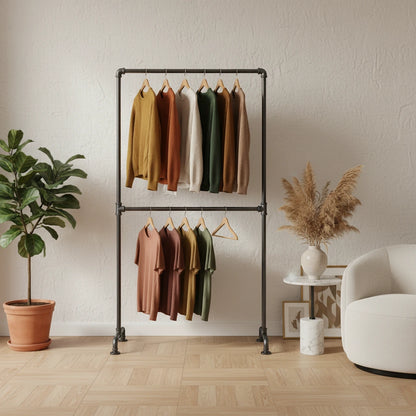 urb.style Anne im Schlafzimmer/Wohnzimmer behangen mit Kleidung und Deko im Raum.