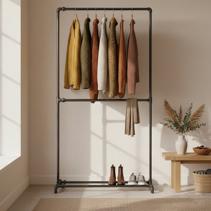 urb.style Aron im Wohnzimmer/ Schlafzimmer behangen mit Kleidung und Deko im Raum.