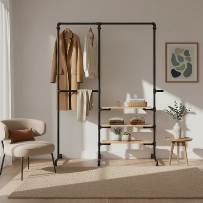 urb.style Ben im Wohnzimmer/ Schlafzimmer behangen mit Kleidung und Deko im Raum.