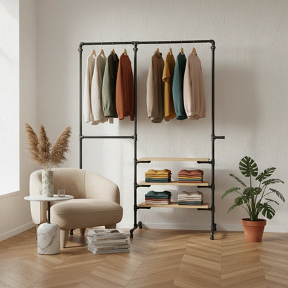 urb.style Ben im Wohnzimmer/ Schlafzimmer behangen mit Kleidung und Deko im Raum.