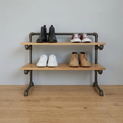 Bodo mit Schuhen versehen vor grauer Wand