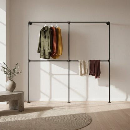 urb.style Charlie im Wohnzimmer/ Schlafzimmer behangen mit Kleidung und Deko im Raum.