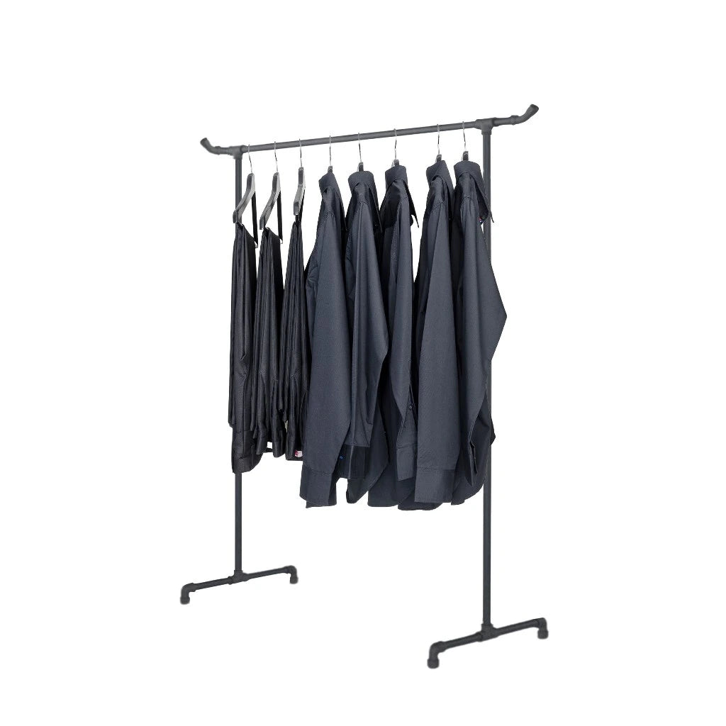 Elisa Freistehende Kleiderstange mit seitlichen Haken. Mit Hemden und Hosen