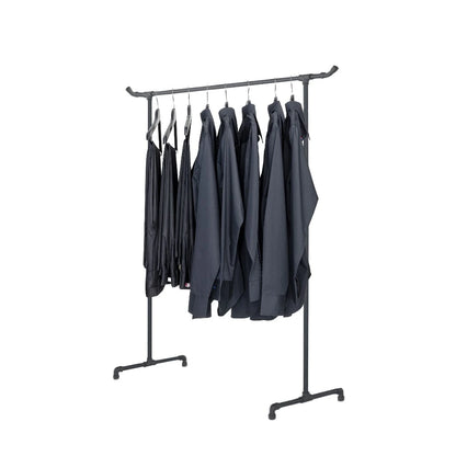 Elisa Freistehende Kleiderstange mit seitlichen Haken. Mit Hemden und Hosen
