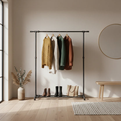 urb.style Ellen im Wohnzimmer/ Schlafzimmer behangen mit Kleidung und Deko im Raum.