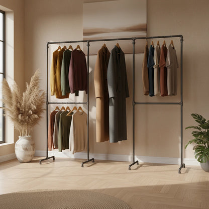 urb.style Franz im Wohnzimmer/ Schlafzimmer behangen mit Kleidung und Deko im Raum.