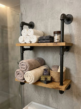 Hugo elegantes Wandregal mit Handtüchern und Deko versehen im Badezimmer.