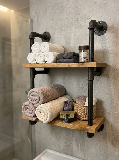 Hugo elegantes Wandregal mit Handtüchern und Deko versehen im Badezimmer.