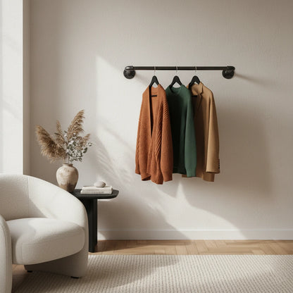 urb.style Jonah im Wohnzimmer behangen mit Kleidung und Deko im Raum.