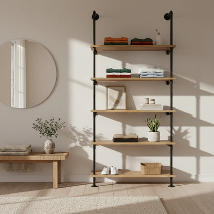 urb.style Karl im Wohnzimmer/ Schlafzimmer gefüllt mit Kleidung und Deko.