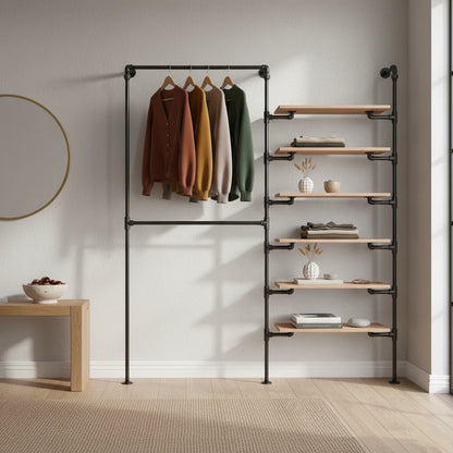 urb.style Layla im Wohnzimmer/ Schlafzimmer behangen mit Kleidung und Deko im Raum.