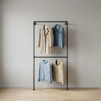 Lea behangen mit Kleidung an grauer Wand