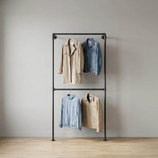 Lea behangen mit Kleidung an grauer Wand