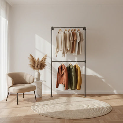 urb.style Lea im Wohnzimmer/ Schlafzimmer behangen mit Kleidung und Deko im Raum.