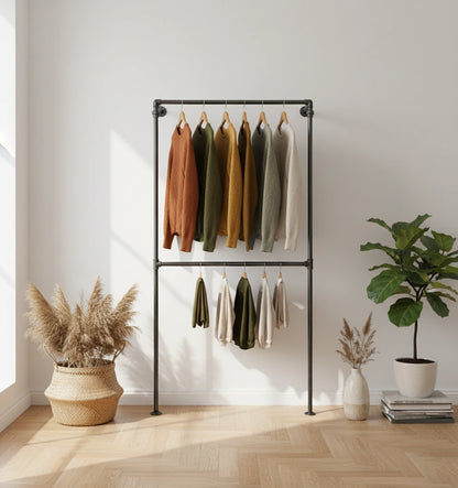 urb.style Lea im Wohnzimmer/ Schlafzimmer behangen mit Kleidung und Deko im Raum.