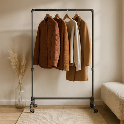 urb.style Leo im Wohnzimmer/ Schlafzimmer behangen mit Kleidung und Deko im Raum.