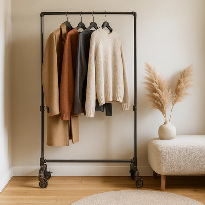 urb.style Leo im Wohnzimmer/ Schlafzimmer behangen mit Kleidung und Deko im Raum.