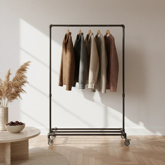 urb.style Levi im Wohnzimmer/ Schlafzimmer behangen mit Kleidung und Deko im Raum.