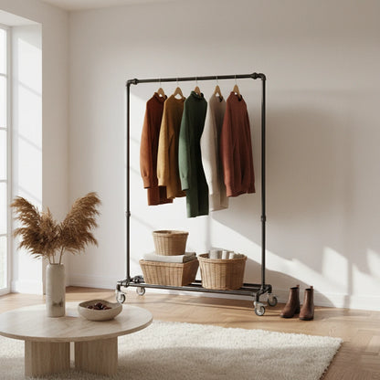 urb.style Levi im Wohnzimmer/ Schlafzimmer behangen mit Kleidung und Deko im Raum.