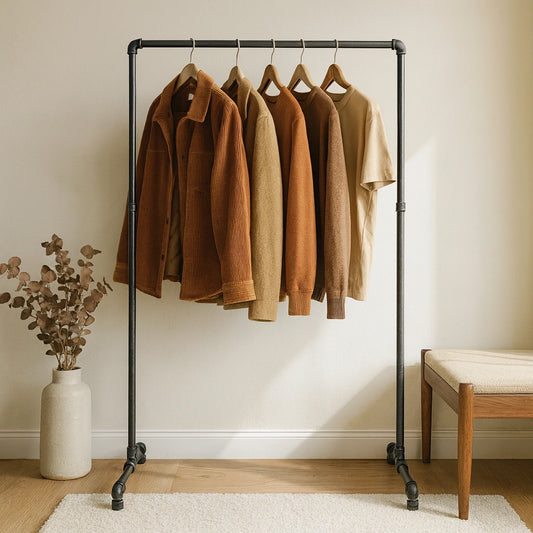 urb.style Mia im Wohnzimmer/Schlafzimmer behangen mit Kleidung und Deko im Raum.