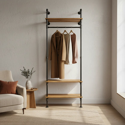 urb.style Nina im Wohnzimmer/ Schlafzimmer behangen mit Kleidung und Deko im Raum.