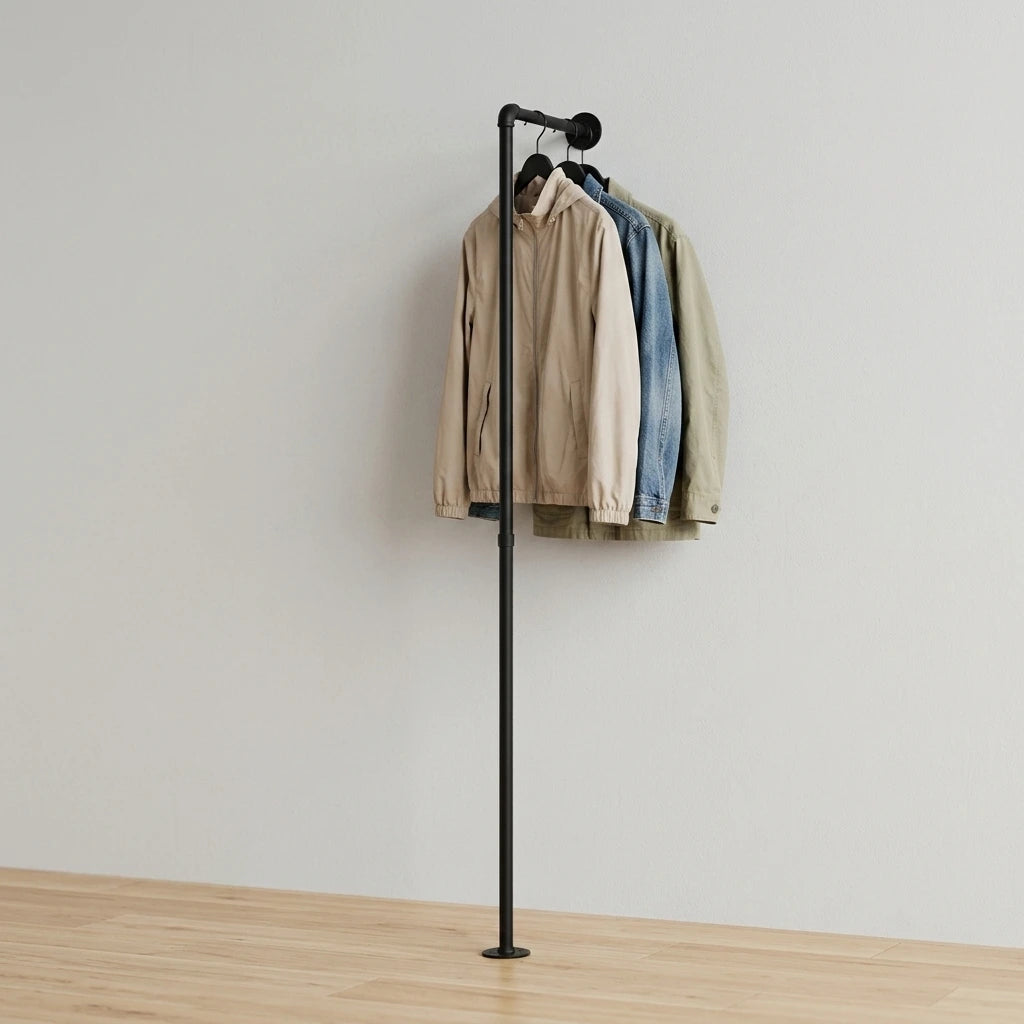 Otto behangen mit Kleidung an grauer Wand