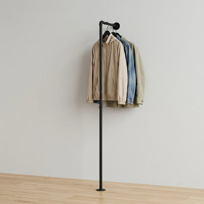 Otto behangen mit Kleidung an grauer Wand