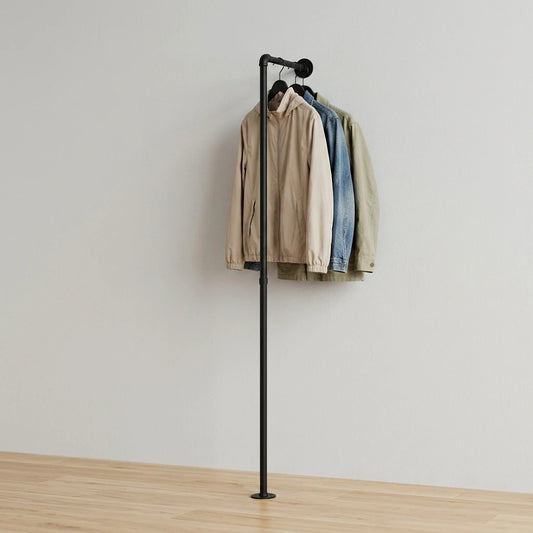 Otto behangen mit Kleidung an grauer Wand