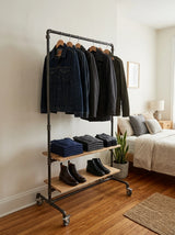 Ronja freistehender Kleiderständer mit Regalen auf Rollen. Mit Kleidung und Schuhen versehen im Schlafzimmer.