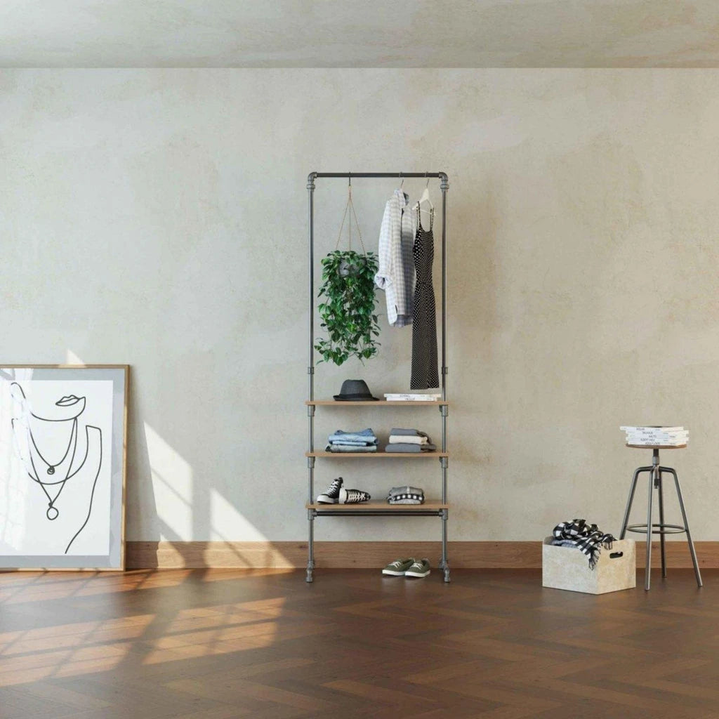 SUSAN freistehender Kleiderständer mit Regalen gefüllt mit Kleidung und Deko im Wohnzimmer