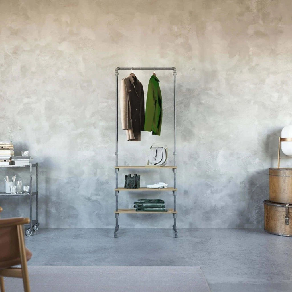 SUSAN freistehender Kleiderständer mit Regalen gefüllt mit Kleidung und Accessoires im Wohnzimmer