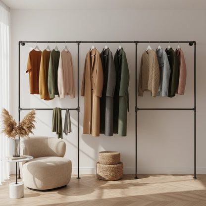 urb.style Sven im Wohnzimmer/ Schlafzimmer behangen mit Kleidung und Deko im Raum.