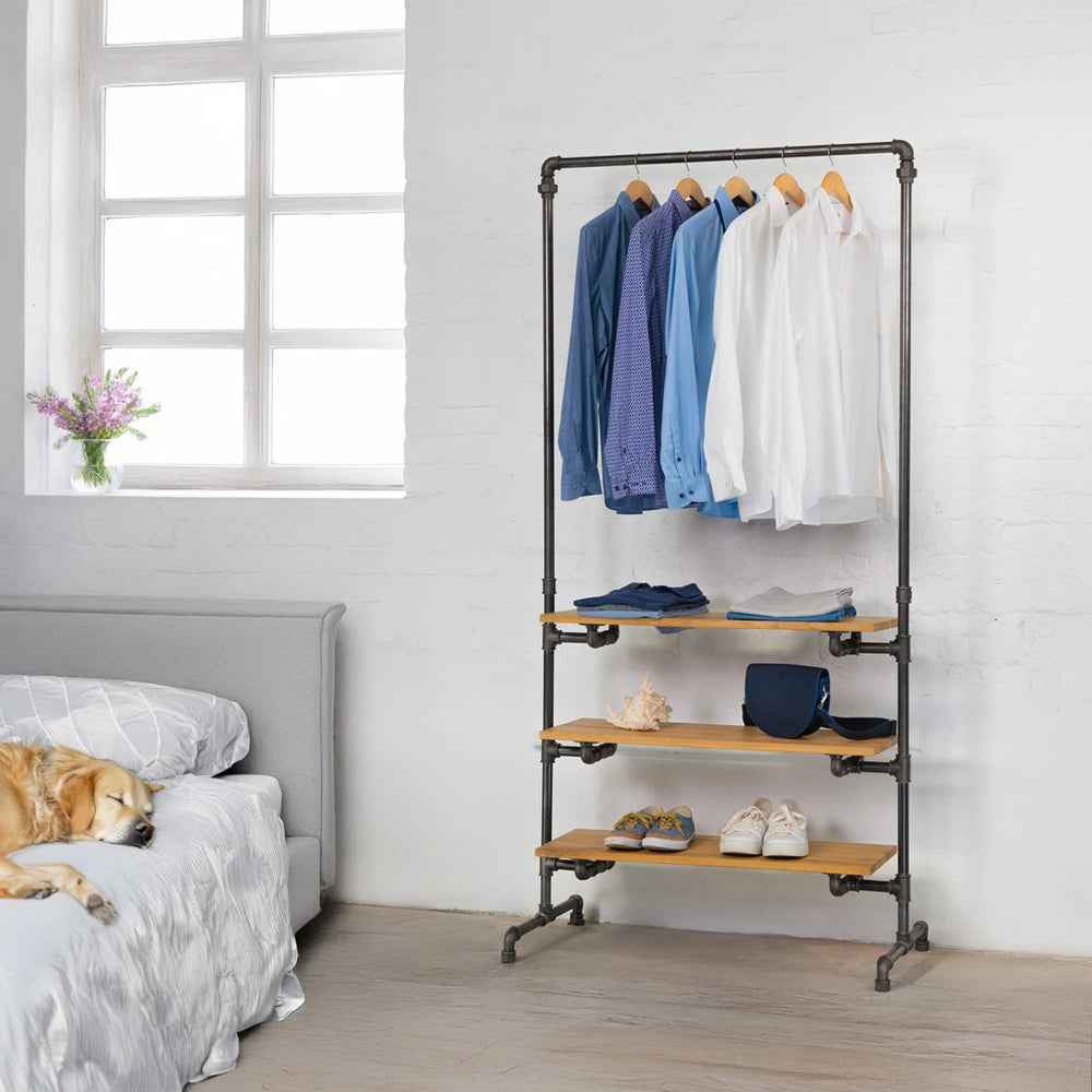 urb.style Svenja wandmontierte Kleiderstange Rohrregal mit Kleidung im Schlafzimmer