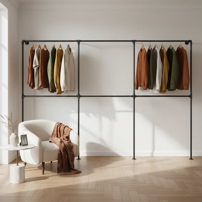 urb.style Theo im Wohnzimmer/ Schlafzimmer behangen mit Kleidung und Deko im Raum.