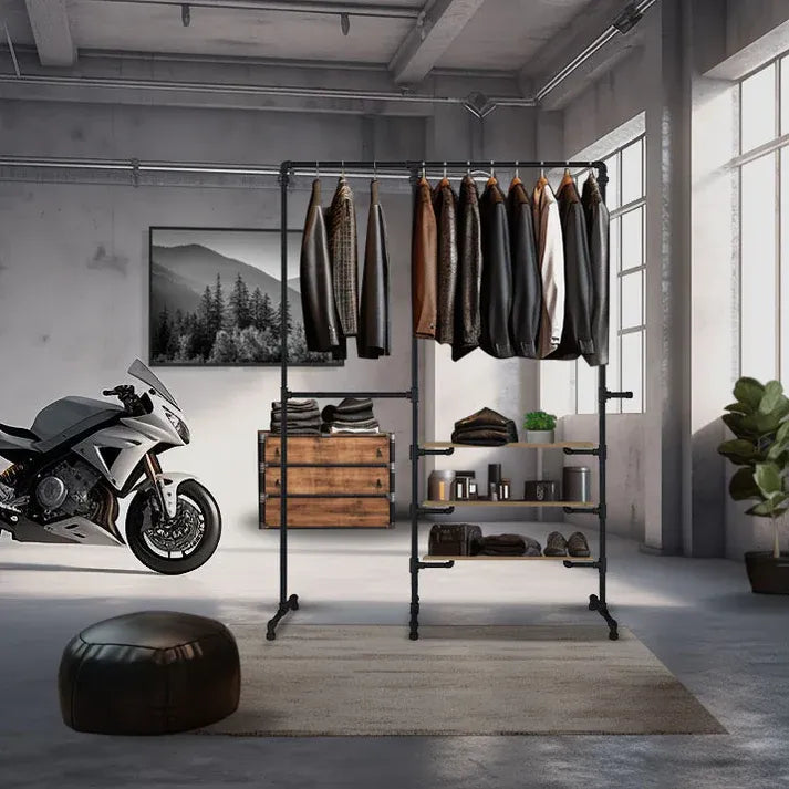 Ben Wood Freistehende Kleiderstange mit Regalen in Garage behangen mit Motorradbekleidung