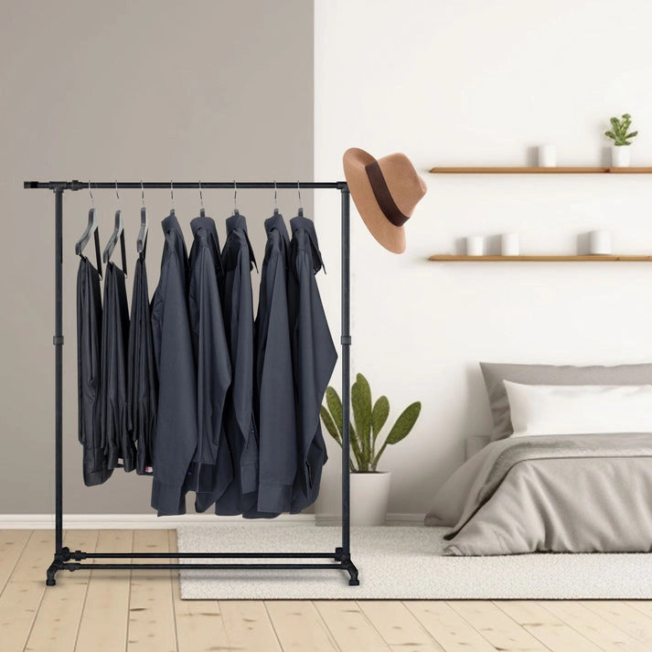 Urb.style-Ellen-Garderobenstange-mit-taschenhalter-schuhablage behangen mit Hemden, Hosen und Hut am Taschenhalter