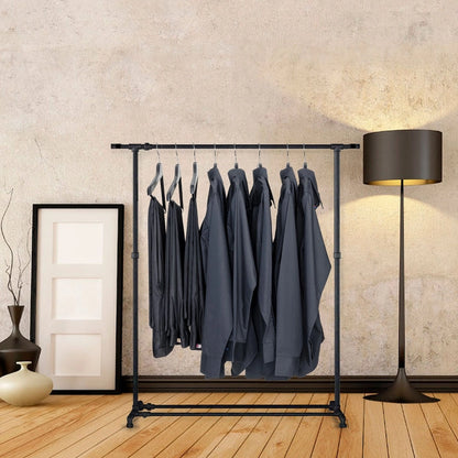 Urb.style-Ellen-Garderobenstange-mit-taschenhalter-schuhablage mit Hemden und Hosen neben stehlampe und Bilderrahmen