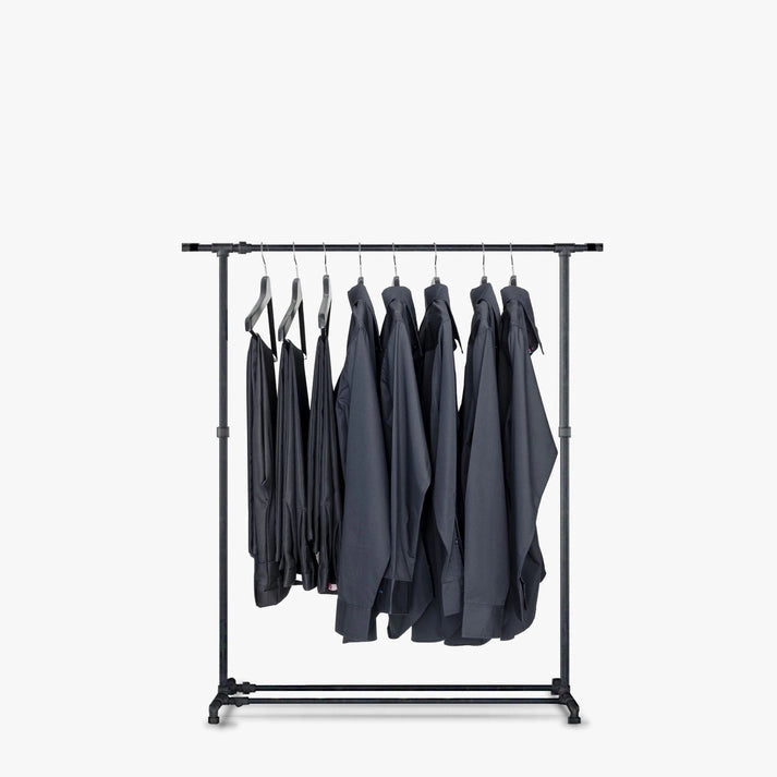 Urb.style-Ellen-Garderobenstange-mit-taschenhalter-schuhablage mit Hemden und Hosen