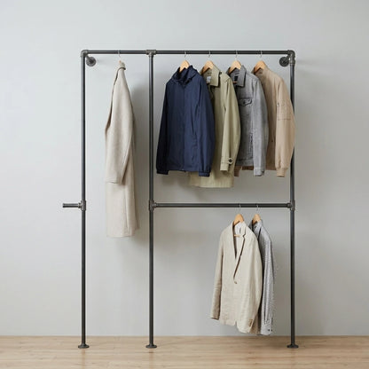 Xaver behangen mit Kleidung an grauer Wand