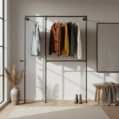 urb.style Xaver im Wohnzimmer/ Schlafzimmer behangen mit Kleidung und Deko im Raum.