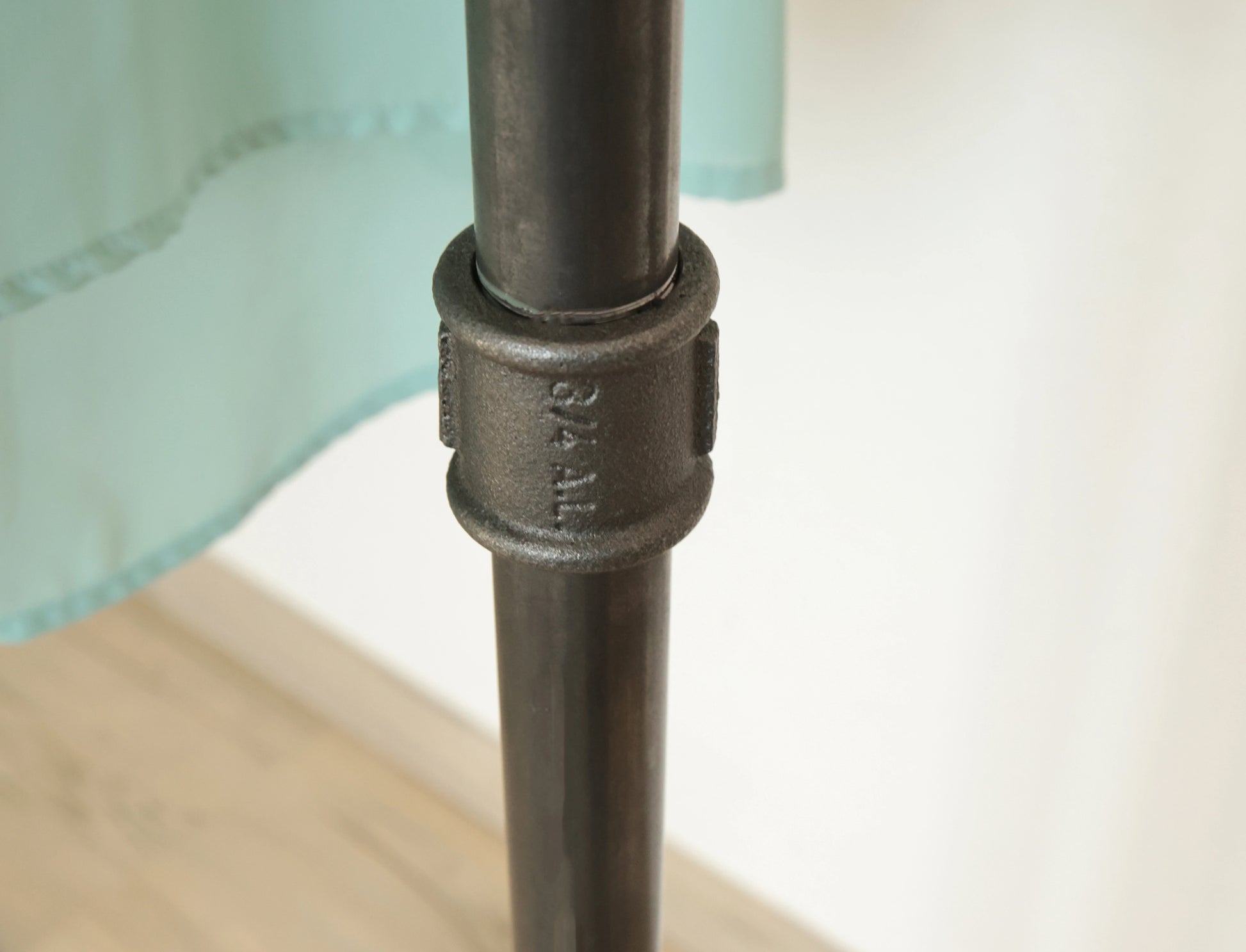 urb.style Zoe freistehender Kleiderständer mit seitlichen Haken. Ansicht Muffe.