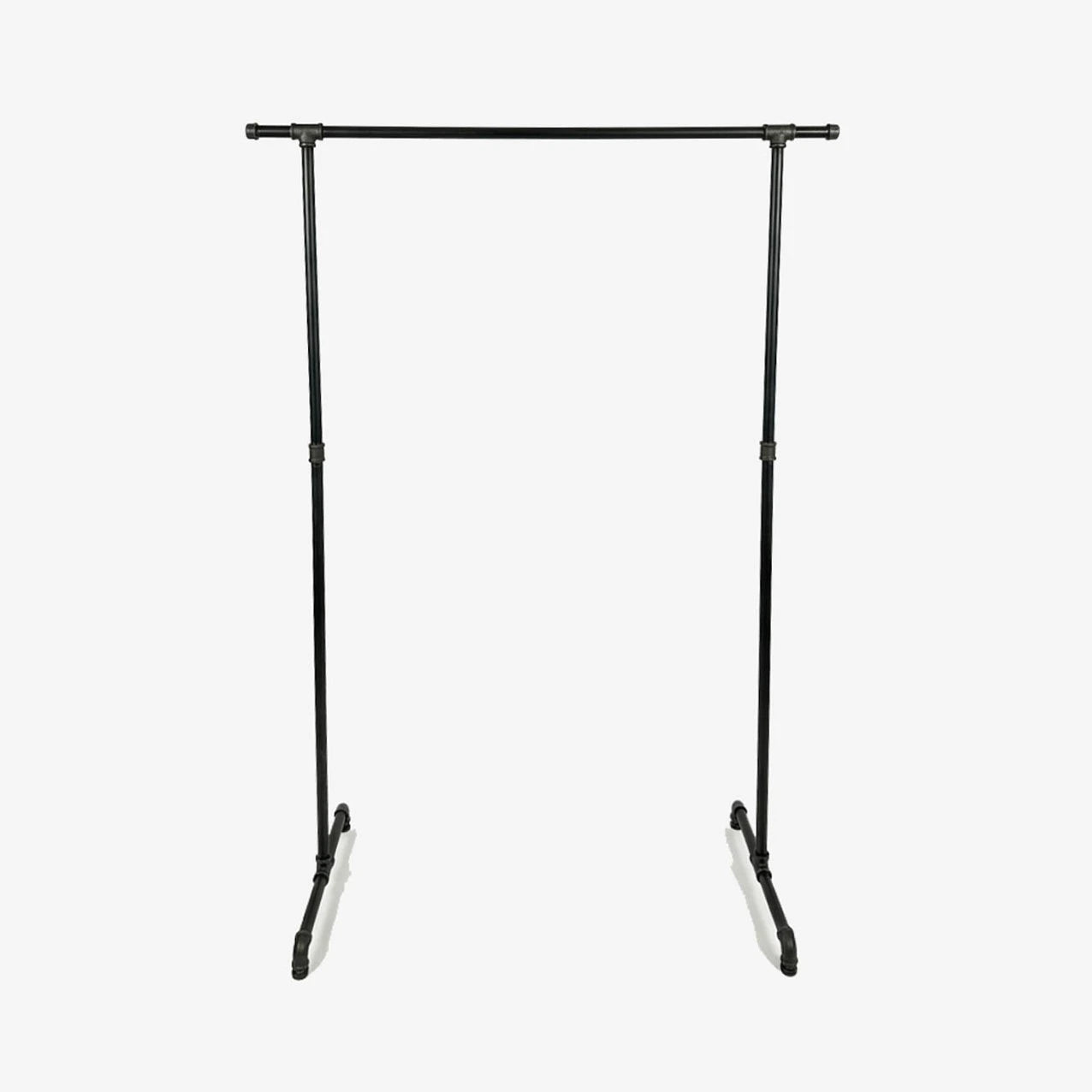 urb.style Zoe freistehender Kleiderständer mit seitlichen Haken. Frontale Ansicht mit weißem Hintergrund.